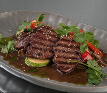 Медальоны из говядины с овощами