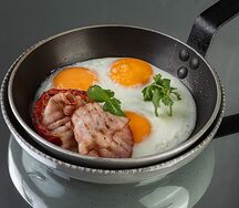 Яичница с беконом и томатами