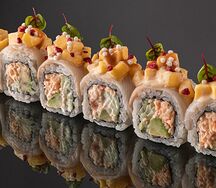 Ролл с угольной треской и манго