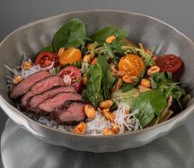 Салат с ростбифом и капустой кимчи