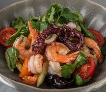 Салат с морепродуктами и осьминогом