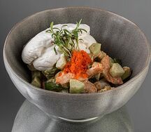 Креветки, авокадо и огурец