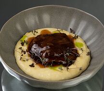 Телячья щековина с сырно-картофельным пюре