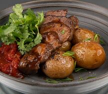 Филе баранины с запеченным картофелем и томатами в соусе унаги