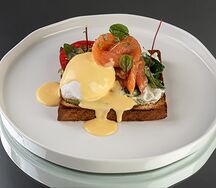 Яйцо бенедикт с лососем с соусом голландез