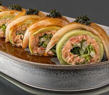 Ролл сашими из палтуса и краба