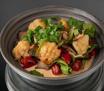 Салат с цыпленком фрай в соусе карри