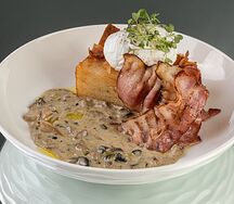 Картофельный гратен с грибным соусом, яйцом пашот и беконом