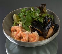 Салат с дарами моря в соусе том ям