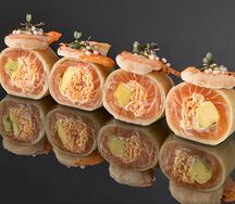 Ролл с сашими из лосося и креветки в огурце