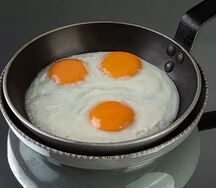 Глазунья из трех яиц