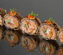 Теплый ролл с лососем и манго