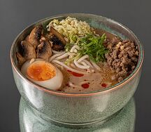 Рамен с рубленой говядиной на сливочном мисо-бульоне с арахисовой пастой