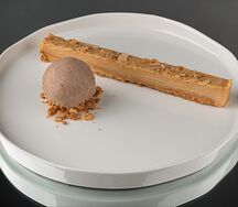 Ореховый тарт с мороженым из чернослива