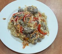 Пшеничная каша с говяжьей подливкой в сливочном соусе