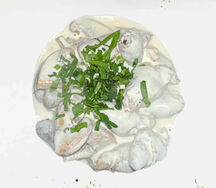 Куриная печень, тушённая с яблоком со сметаной