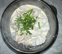 Шампиньоны, тушённые в чесночно-сметанном соусе