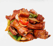 Жаркое из свиных рёбрышек с луком и красным соусом