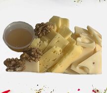 Сырная нарезка с мёдом и орешками