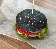 Чёрный бургер с говяжьей сочной котлеткой