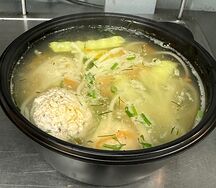 Обед из супа с фрикадельками, узбекского плова и крабового салата