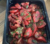 Салат с помидорами с уксусом и чесночком