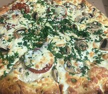 Пицца с грибами, сулугуни и помидорами