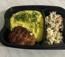 Обед из котлеты говяжьей на мангале, пюре картофельного и салата Оливье