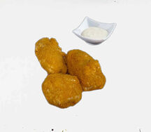 Куриные наггетсы с белым соусом