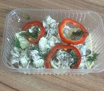 Куриная печень с овощами, тушённая со сметаной