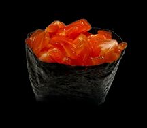 Гункан с лососем