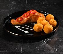 Стейк лосося с рисовыми фрикадельками