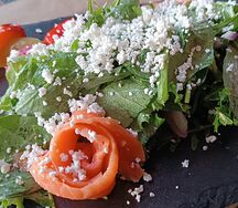 Лосось слабой соли с рукколой, шпинатом и сыром надуги
