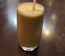 Манговый ласси