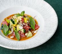 Тартар из тунца с соусом манго-чили