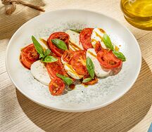 Салат с моцареллой, томатами и соусом бальзамик