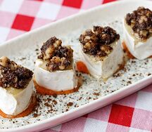 Молодой сыр бри с мостардой и грецким орехом