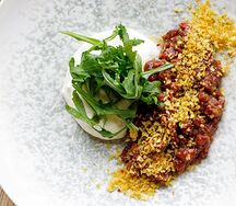 Тартар из говядины с муссом из пармезана
