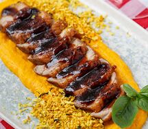 Утиная грудка с пюре из моркови в соусе демиглас