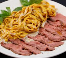 Тальятелле со сливочно-трюфельным соусом и ростбифом