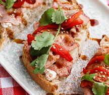Брускетта с ростбифом и маринованным перцем