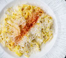 Тальятелле под соусом из трех сыров