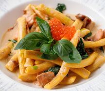 Макарончини с лососем, рапаном и красной икрой