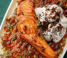 Стейк из форели с овощной сальсой