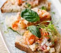 Брускетта с креветкой и овощной сальсой