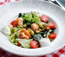 Салат с креветкой и сырным кремом