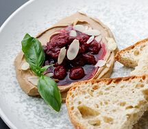 Куриный паштет с вишневым конфитюром