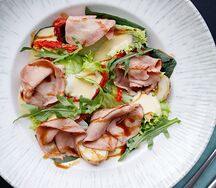 Салат с ростбифом и мини картофелем