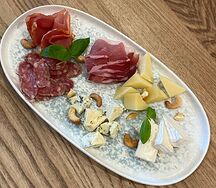 Итальянское плато с сыром и колбасами 
