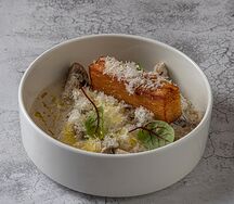 Запеченные грибы в соусе страчателла с картофельным гратеном